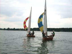 Die Cadets unter Spinnaker auf dem Weg zum Seddinsee